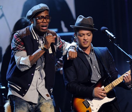 B.o.b - Holes Lyrics - Zortam Music