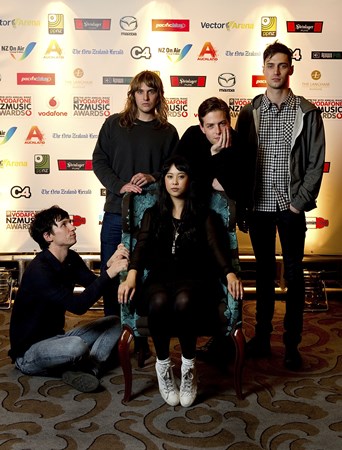 The Naked and Famous - Matuschkes Lieblinge - Die Etwas Anderen Radio-Hits - Zortam Music