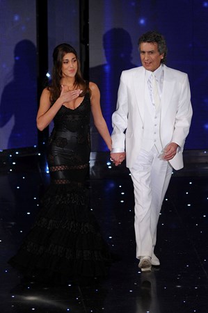 Elio e le storie tese - Un falco chiuso in gabbia (con Toto Cutugno) Lyrics - Zortam Music